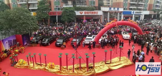 太壮观了!玉博城接待中心开放近万人围观,千万豪车、翡翠大秀、雄狮争霸激情上演