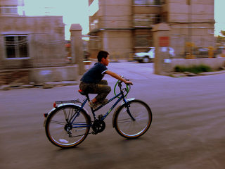 孩子撞倒老奶奶,儿子骑自行车撞了老人怎么办