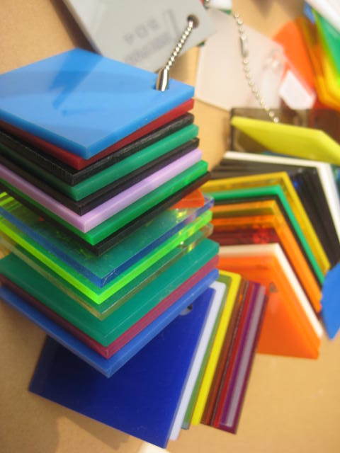 它神奇到可以让光线拐弯，毛主席像章都曾用它制作