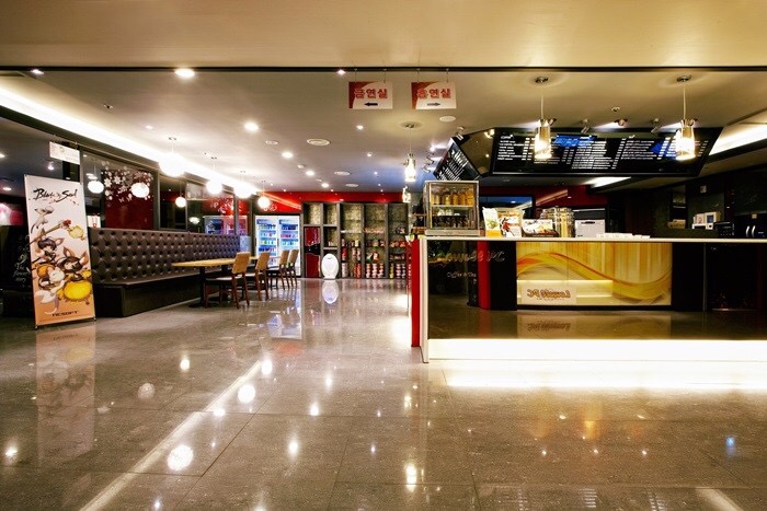 怪不得韩国欧巴脸滚键盘也能赢中国吊丝！原来他们的网吧是这样