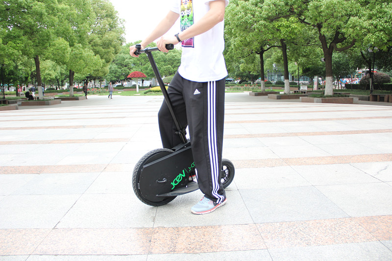 站着开车也很酷即酷立行电动车全体验