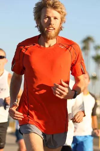 如何练边跑步边穿衣服,怎么样穿跑步服好看