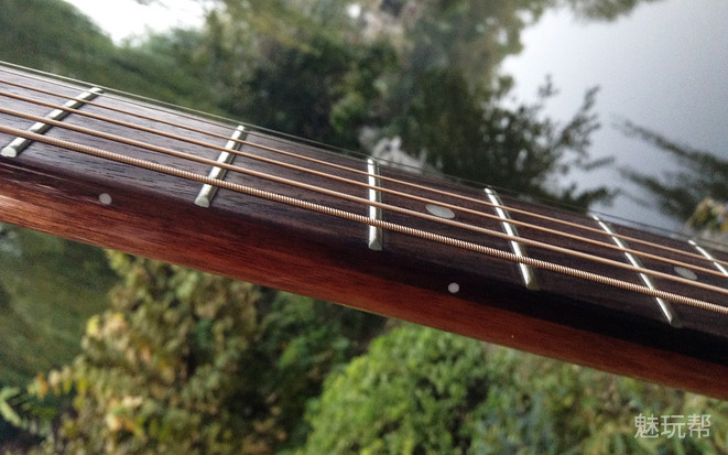 最新的智能吉他,智能手机你见过吗