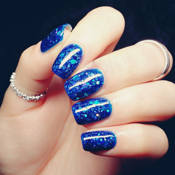 红色指甲油配哪种颜色指甲油好看,两种颜色的指甲油搭配技巧