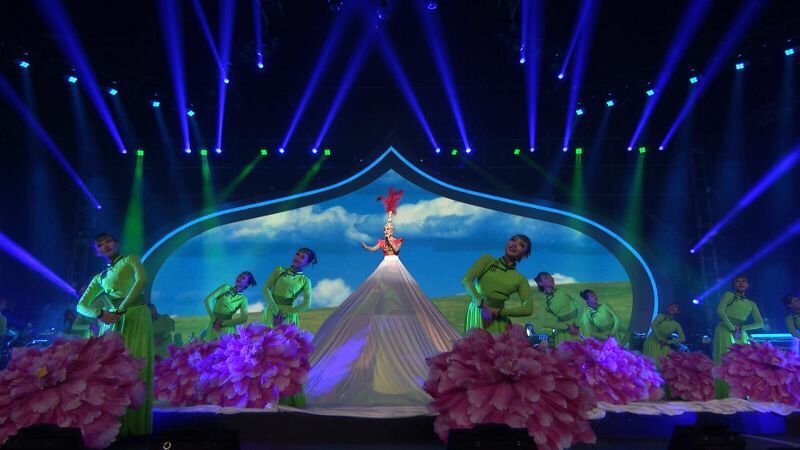 乌兰图雅王丽达演唱会40首连唱,乌兰图雅套马杆2020群星演唱会