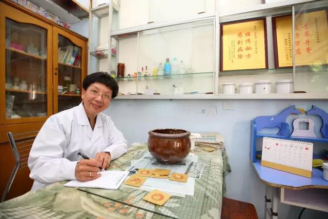 “巷遇”时光老铺子|膏药百年,世德传家。