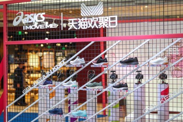 江疏影安踏运动鞋,江疏影耐克运动秋装