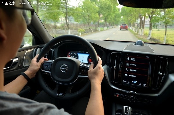 沃尔沃xc60自动驾驶视频,沃尔沃xc60自动驾驶讲解