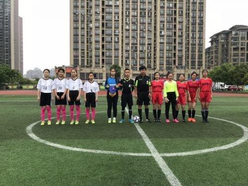 铿锵玫瑰中国女足捧杯,铿锵玫瑰中国女足夺冠献歌