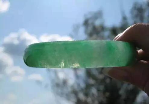 戴假的玉镯会对人体有什么伤害,戴几百假玉镯对身体有什么危害