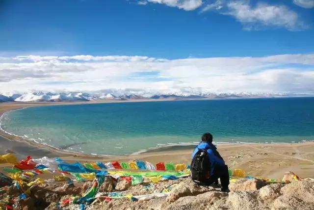 他有无数的旅行故事，还在拉萨开了家书店，收藏了上万部文艺电影