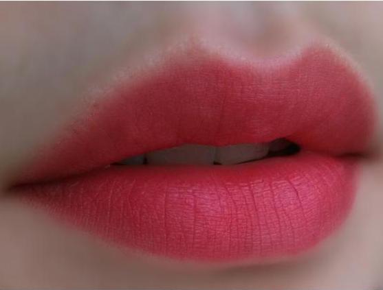 两个涂口红的小窍门,涂口红的正确方法不用什么都能涂