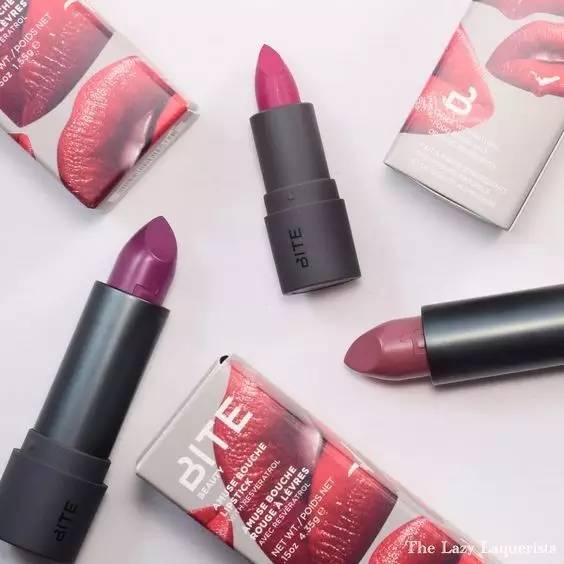 它既是女人们迷人的必备品，但它也是是女人的毒药！