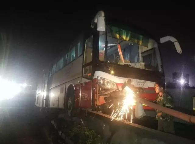 两车相撞一辆冲破围栏掉入深坑,天津发生10车连撞