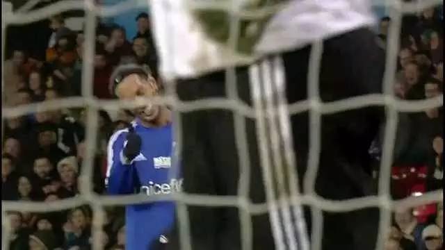 他们就这样坐在那条叫做青春的河流两岸相互看着对方