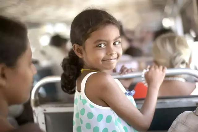 他有无数的旅行故事，还在拉萨开了家书店，收藏了上万部文艺电影