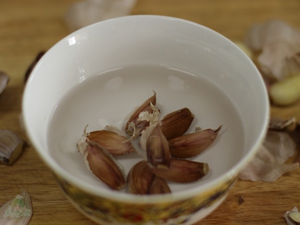 巧剥大蒜，哪种又快又完整不伤手？别再争议，看看亲测得出的结论