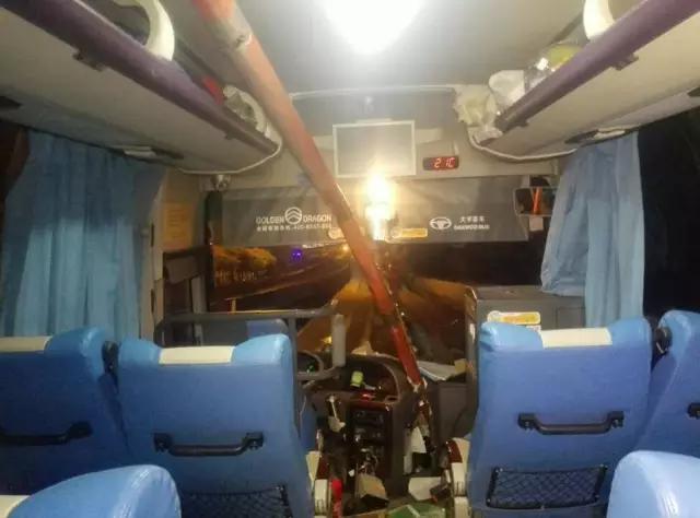 两车相撞一辆冲破围栏掉入深坑,天津发生10车连撞