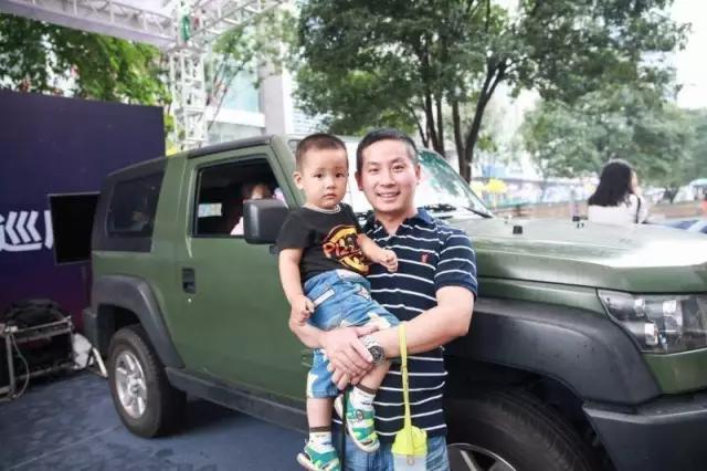 神州专车9·3阅兵车开到重庆，不少市民上车体验