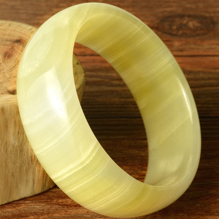 和田玉手镯常见的以假乱真把戏。