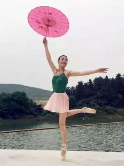 60多岁阿姨像小姐姐,六十岁阿姨像18岁小哥