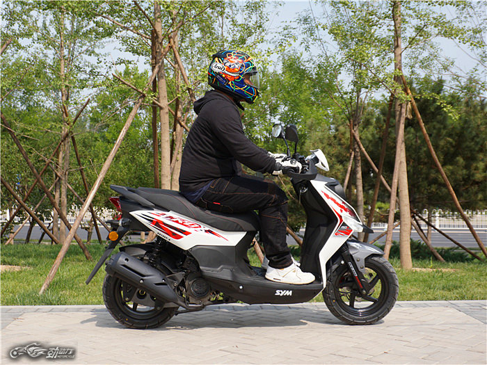 城市通勤利器摩托车,城市穿梭利器的视频