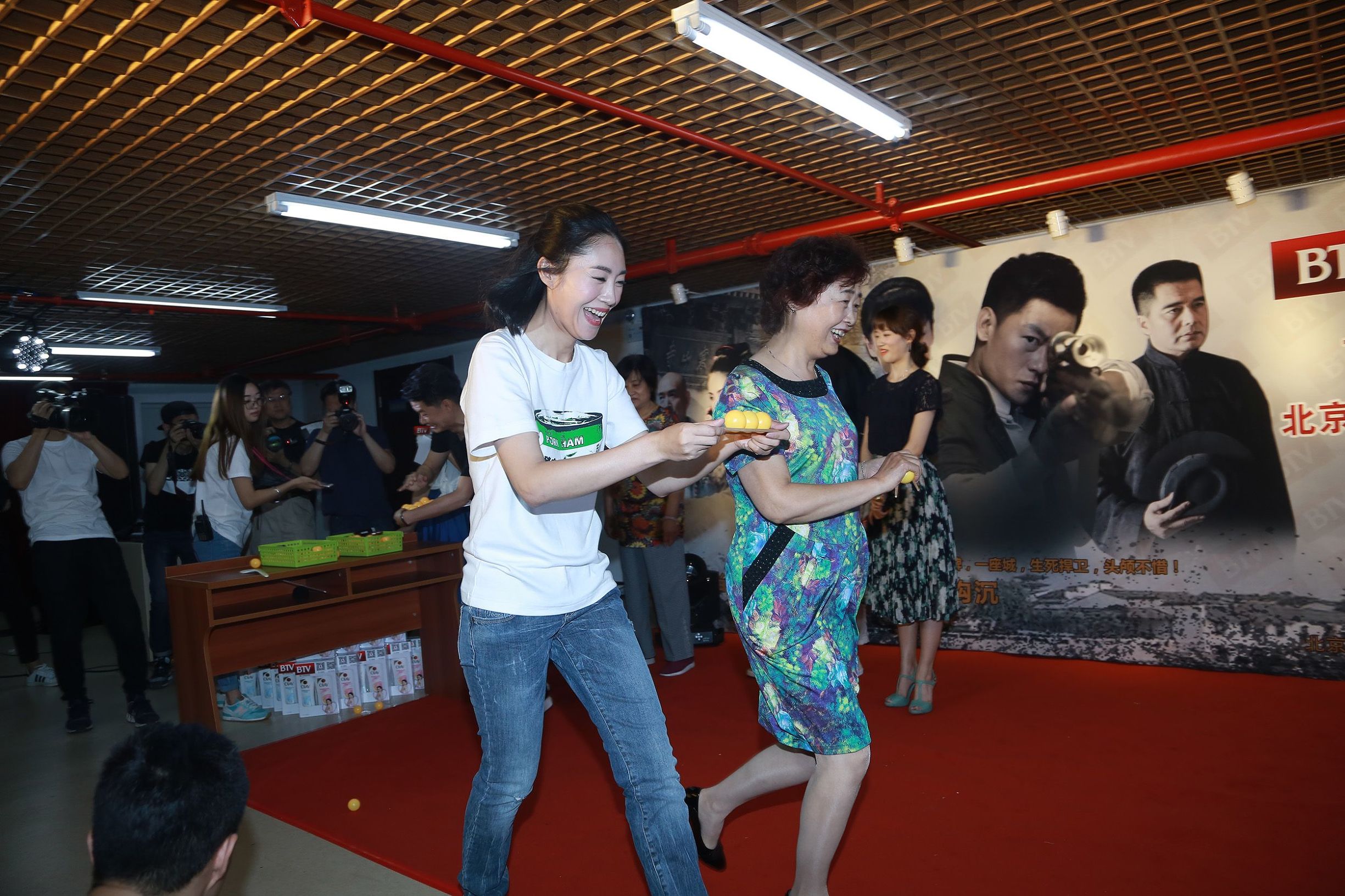 《寒山令》剧组走进永外街道现场大玩护宝接力