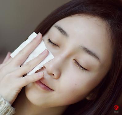 明明不是很油为什么长痘,下巴额头长痘是属于痘痘肌吗