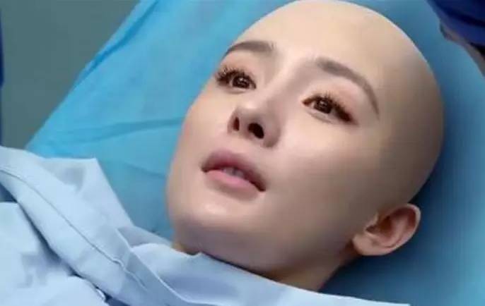 杨幂翻译官杀青花絮,翻译官杨幂光头