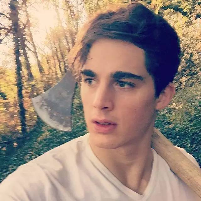 六岁被阿玛尼钦点为*用御**模特，他独家的身材秘笈