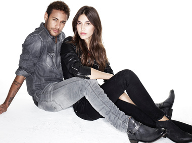 跟着内马尔动起来,内马尔潮装与超模同行到球场