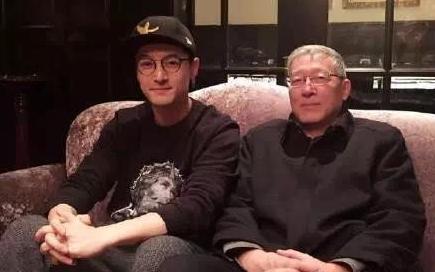 胡歌欧洲杯,胡歌带爸爸参加活动