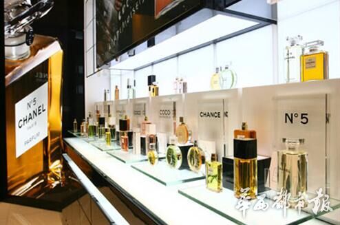 奢侈品撤柜开店,奢侈品行业转行