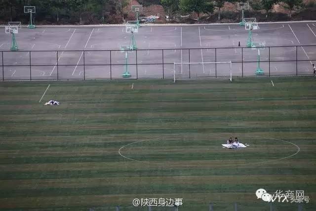 西安一女子遭飞车抢劫,陕西西安女子手机被碾后续