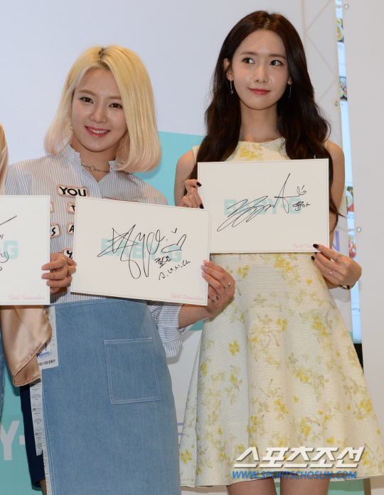 少时出席品牌活动女神笑容迷人