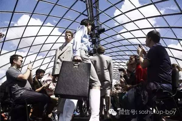 balenciaga冬季时装发布秀,99年lv秀场男装