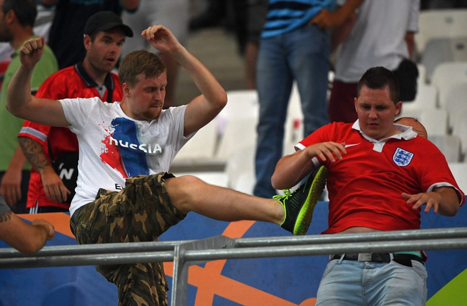 欧洲杯俄罗斯和英国球迷打架,欧洲杯英俄互殴记者街头