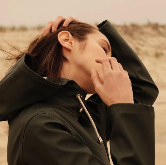 打个屁伞,真·青年就该披上雨衣起来嗨|潮物草坪