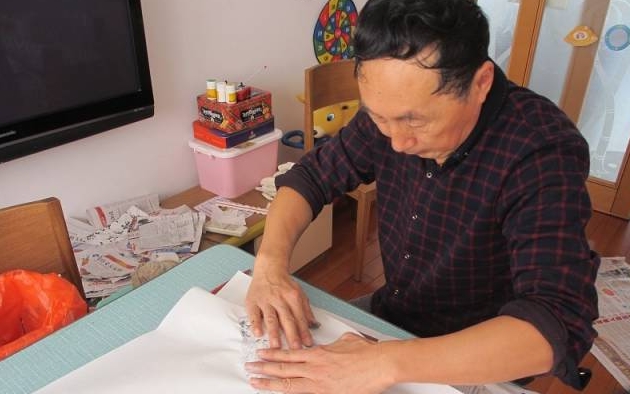 看到大鲫鱼就走不动了，立马买回去请大师做鱼拓