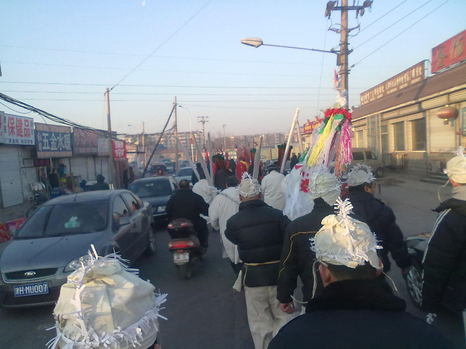 开车遇到“丧事”时，风水师建议你要这么做！