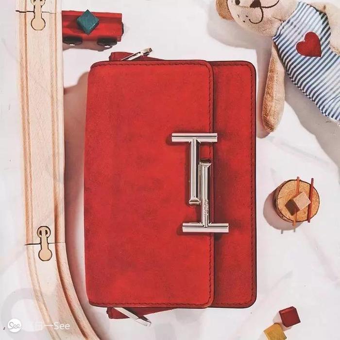 100个值得买的包包品牌,今年很流行宽肩带包包