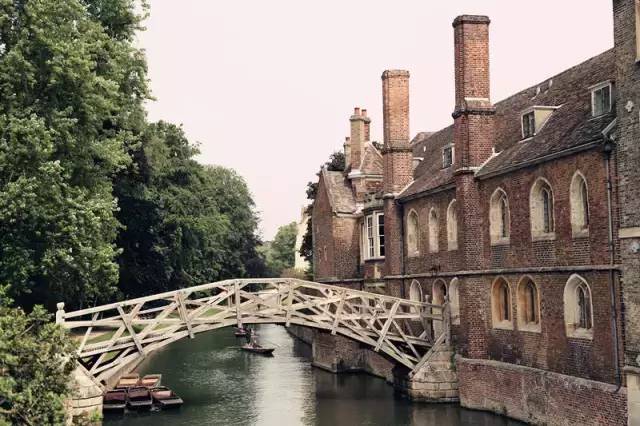 小编写完这条微信就请假去英国了，老板，这是我离英国最近的时刻