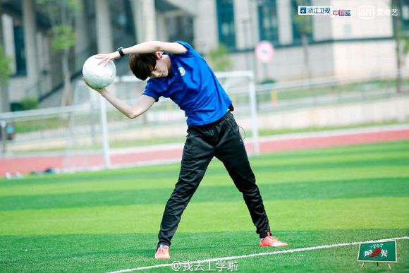 我去上学啦，校草鹿晗VS笑霸大张伟，你爱谁？