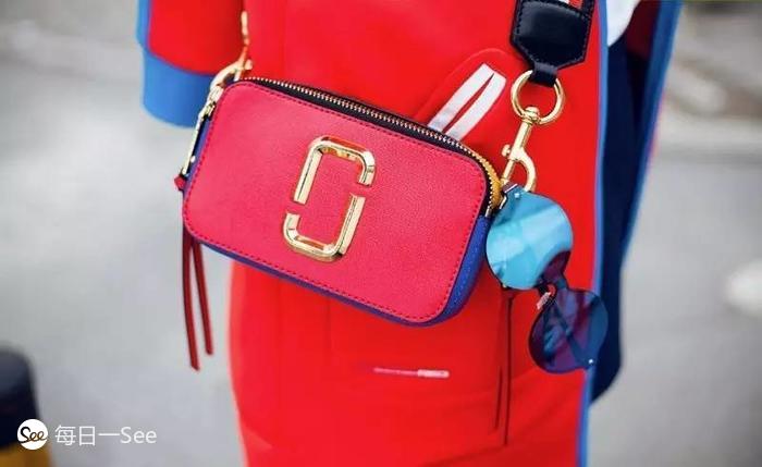 100个值得买的包包品牌,今年很流行宽肩带包包