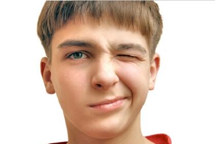 孩子老是伸舌头是上火了吗,2岁宝宝老是伸舌流口水