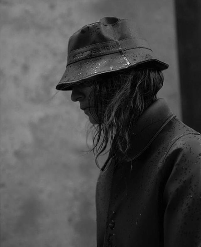 打个屁伞,真·青年就该披上雨衣起来嗨|潮物草坪