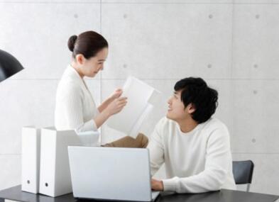 同事在她脖子上留了一个吻痕，丈夫看到后不仅不骂她还给她十万元