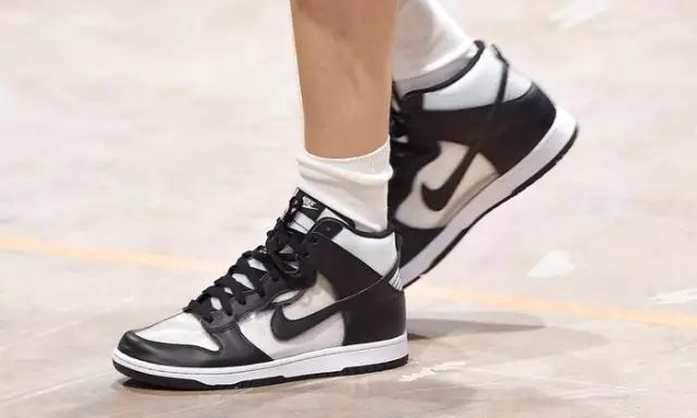 城内的人迷茫城外的人慌张,城里的人不懂城外人的快乐