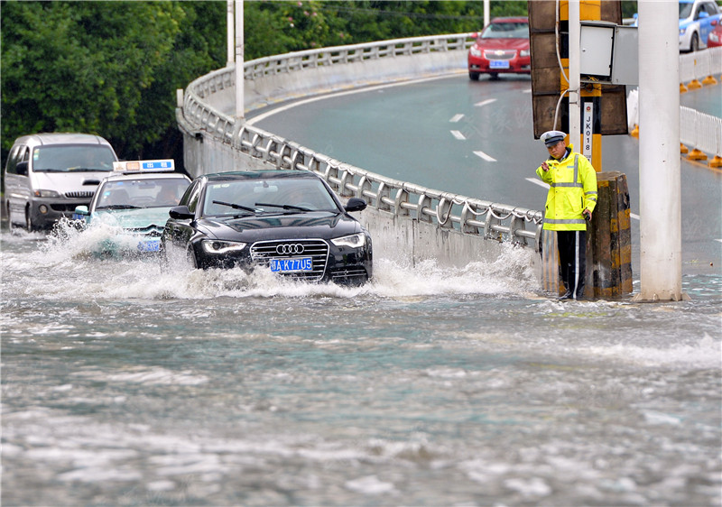 读图|沙袋筑防、架设人行栈桥...我们在这里与水抗争