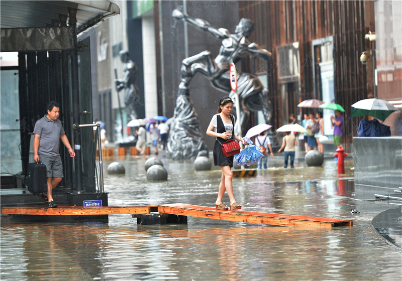 读图|沙袋筑防、架设人行栈桥...我们在这里与水抗争